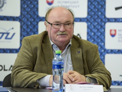 Na snímke predseda Slovenského stolnotenisového zväzu (SSTZ) Anton Hamran počas tlačovej konferencie v Bratislave
