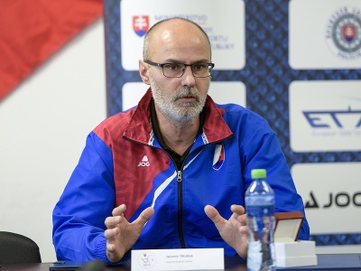 Na snímke tréner slovenskej stolnotenisovej reprezentácie Jaromír Truksa počas tlačovej konferencie v Bratislave