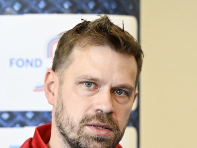 Na snímke tréner mužskej reprezentácie v stolnom tenise Peter Šereda počas tlačovej konferencie SSTZ k Majstrovstvám sveta družstiev a k organizovaniu turnaja WTT Feeder Senec 2026