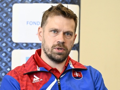 Na snímke tréner mužskej reprezentácie v stolnom tenise Peter Šereda počas tlačovej konferencie SSTZ k Majstrovstvám sveta družstiev a k organizovaniu turnaja WTT Feeder Senec 2026