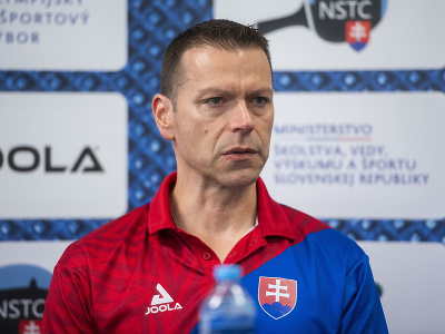 Na snímke reprezentačný tréner mužov Szilard Csölle počas tlačovej konferencie pred odchodom stolnotenisovej reprezentácie na ME družstiev v Malmö