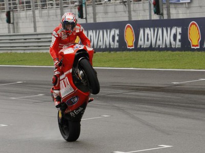 Casey Stoner sa teší z víťazstva