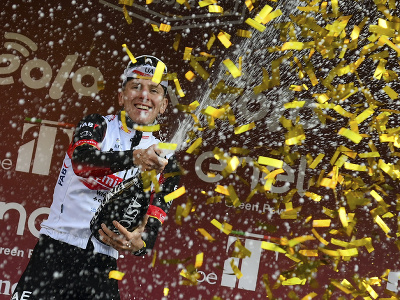Slovinský cyklista Tadej Pogačar z tímu UAE-Team Emirates suverénne zvíťazil v sobotnej klasike Strade Bianche v Taliansku.