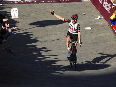 Slovinský cyklista Tadej Pogačar z tímu UAE-Team Emirates suverénne zvíťazil v sobotnej klasike Strade Bianche v Taliansku.