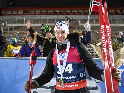 Nórsky biatlonista Sturla Holm Laegreid oslavuje so zlatou medailou
