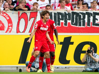 Hráč Kolína Yuya Osako sa teší z otváracieho gólu proti Stuttgartu