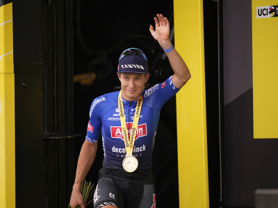 Belgický cyklista Jasper Philipsen (Alpecin-Deceuninck) oslavuje na pódiu víťazstvo v 4. etape 110. ročníka pretekov Tour de France