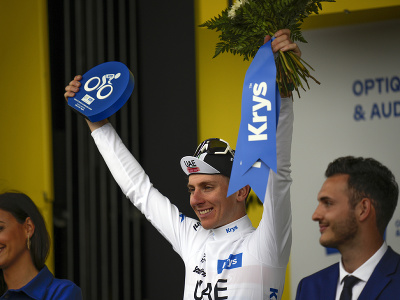 Slovinský cyklista Tadej Pogačar oslavuje na pódiu biely dres vedúceho pretekára do 25 rokov v priebežnom poradí po 4. etape 110. ročníka pretekov Tour de France