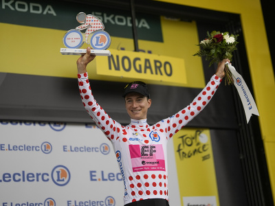 Americký cyklista Neilson Powless (EF Education-EasyPost) oslavuje na pódiu bodkovaný dres najlepšieho vrchára v priebežnom poradí po 4. etape 110. ročníka pretekov Tour de France