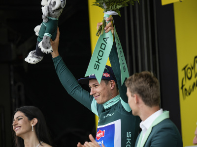 Belgický cyklista Jasper Philipsen (Alpecin-Deceuninck) oslavuje na pódiu zelený dres vedúceho pretekára v bodovacej súťaži po víťazstve v 4. etape 110. ročníka pretekov Tour de France