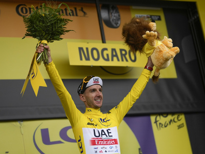 Britský cyklista Adam Yates (SAE Team Emirates) oslavuje na pódiu žltý dres vedúceho pretekára v celkovom priebežnom poradí po 4. etape 110. ročníka pretekov Tour de France