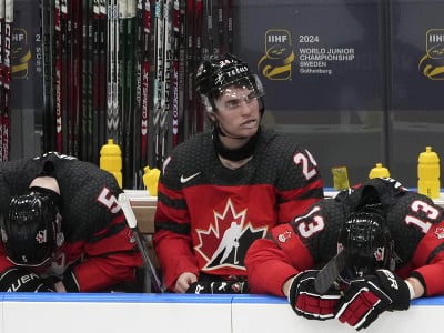 Sklamaní kanadskí hokejisti zľava Oliver Bonk, Denton Mateychuk a Maveric Lamoureux reagujú po prehre s Českom