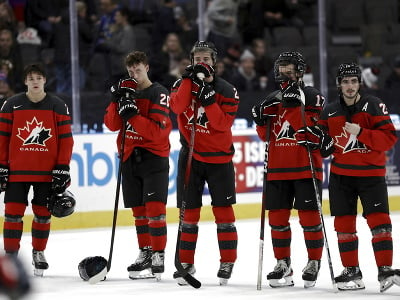 Sklamaní kanadskí hokejisti reagujú po prehre 2:3 po štvrťfinálovom zápase majstrovstiev sveta hokejistov do 20 rokov s Českom