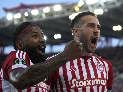 Futbalisti Olympiakosu Pireus sprava Kostas Fortounis a Rodinei sa tešia po strelení gólu