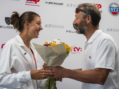 Na snímke tenistka Renáta Jamrichová a prezident Slovenského tenisového zväzu (STZ) Miloslav Mečíř počas tlačovej konferencie v Bratislave v utorok 18. júla 2023