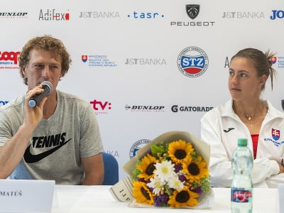 Na snímke Ján Matúš, tréner tenistky Renáty Jamrichovej a tenistka Renáta Jamrichová počas tlačovej konferencie