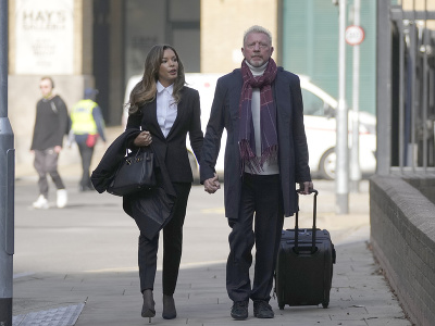 Boris Becker s partnerkou Lilian de Carvalho Monteiro prichádza na súd