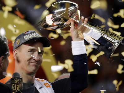 Hráč Denveru Broncos Peyton Manning s trofejou sa teší z víťazstva v 50. finále amerického futbalu NFL proti Caroline Panthers