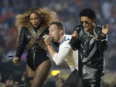 Zľava Beyoncé, spevák skupiny Coldplay Chris Martin a Bruno Mars vystupujú počas polčasu 50. finále amerického futbalu NFL medzi Denverom Nroncos a Carolinou Panthers