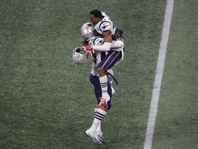 Hráči New England Patriots sa tešia z rekordného titulu. 