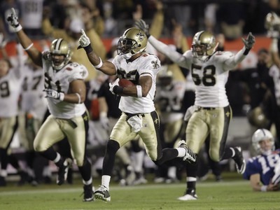 New Orleans Saints cornerback Tracy Porter beží s loptou do end zóny