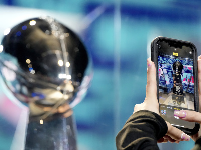 Fanúšikovia si fotia trofej pre víťaza Super Bowlu