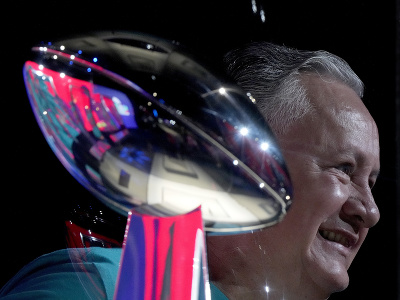 Fanúšikovia si fotia trofej pre víťaza Super Bowlu