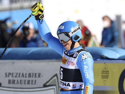 Talianska lyžiarka Elena Curtoniová oslavuje v cieli po jej víťazstve v super-G