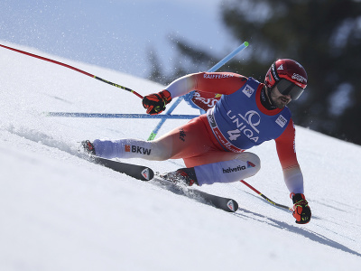 Na snímke švajčiarsky lyžiar Loic Meillard na trati počas finálového super-G alpského Svetového pohára v rakúskom Saalbachu