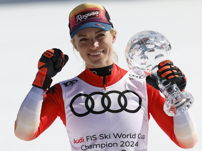Švajčiarska lyžiarka Lara Gutová Behramiová pózuje s malým glóbusom za super-G na finálovom podujatí Svetového pohára v rakúskom Saalbachu 