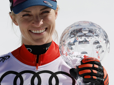 Švajčiarska lyžiarka Lara Gutová Behramiová pózuje s malým glóbusom za super-G na finálovom podujatí Svetového pohára v rakúskom Saalbachu 
