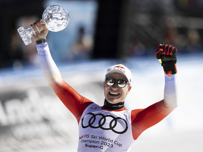 Švajčiarsky lyžiar Marco Odermatt drží malý glóbus po finále Super-G Svetového pohára v andorrskom Soldeu