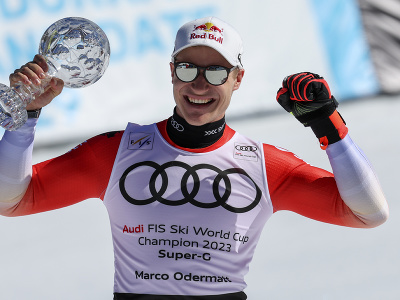 Švajčiarsky lyžiar Marco Odermatt drží malý glóbus po finále Super-G Svetového pohára v andorrskom Soldeu