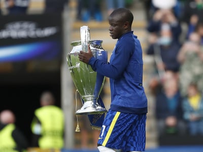 N'Golo Kanté nesie trofej pre víťaza Ligy majstrov