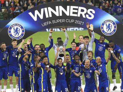 Hráči Chelsea sa radujú s trofejou pre víťaza Superpohára UEFA