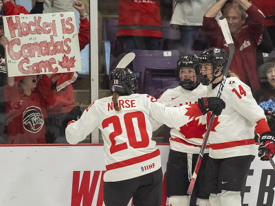 Explózia gólovej radosti hráčok Kanady v zápase proti Švajčiarsku