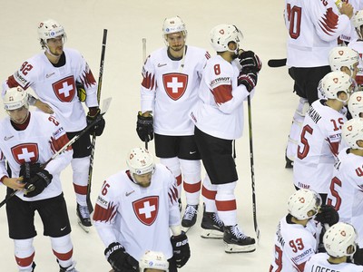 
Na snímke smutní hráči Švajčiarska po prehre 2:3 po predĺžení v zápase štvrťfinále Kanada – Švajčiarsko