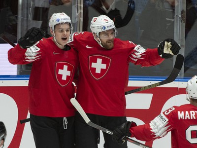 Na snímke švajčiarski hokejisti zľava Grégory Hofmann, Joel Genazzi a Lino Martschini sa radujú po strelení druhého gólu