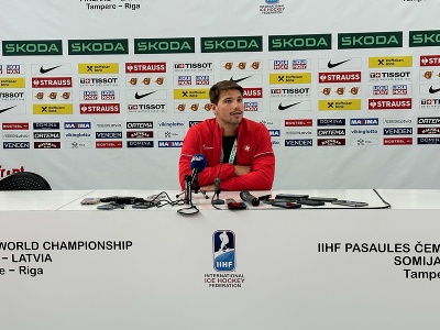 Švajčiarsky útočník Kevin Fiala počas tlačovej konferencie na MS v hokeji v Rige