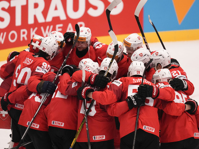 Švajčiarski hráči oslavujú po ich výhre nad Nemeckom 3:1 na konci zápasu štvrťfinále