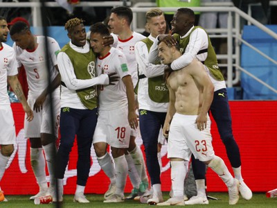 Švajčiarsky tím po víťaznom góle v závere stretnutia
