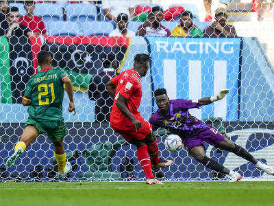 Breel Embolo strieľa gól do siete Kamerunu