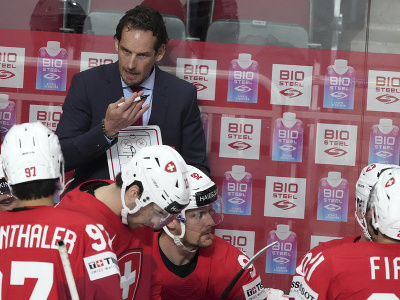 Tréner švajčiarskej hokejovej reprezentácie Patrick Fischer dáva na striedačke pokyny svojim zverencom