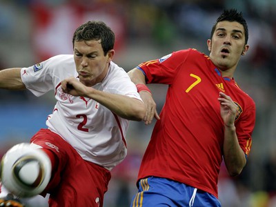 Lichtsteiner v súboji Davidom Villom, 16.6.2010