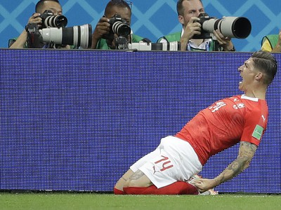 Steven Zuber oslavuje gól Švajčiarska
