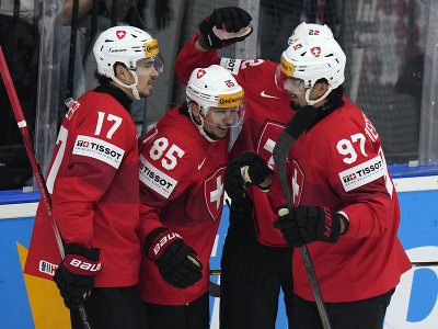 Švajčiarsky hokejista Sven Andrighetto (druhý zľava) sa teší so spoluhráčmi z úvodného gólu v zápase základnej A-skupiny  Švajčiarsko - Nórsko na 87. majstrovstvách sveta v ľadovom hokeji 