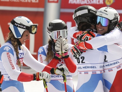 Na snímke tím Švajčiarska sa teší z víťazstva vo finálových pretekoch tímovej paralelky Svetového pohára alpských lyžiarok a lyžiarov vo francúzskom stredisku Courchevel/Meribel