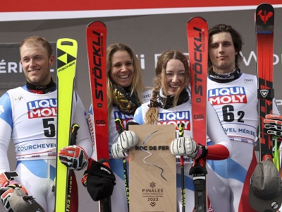 Na snímke tím Švajčiarska v zložení Delphine Darbellayová, Livio Simonet, Andrea Ellenbergerová a Fadri Janutin sa teší na pódiu z víťazstva vo finálových pretekoch tímovej paralelky Svetového pohára alpských lyžiarok a lyžiarov vo francúzskom stredisku Courchevel/Meribel