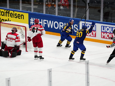 Andre Petersson a Oscar Lindberg oslavujú gól Švédska 