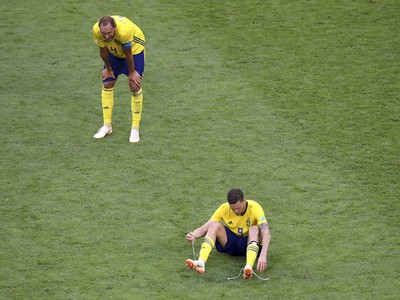 Švédski futbalisti Andreas Granqvist a Marcus Berg (vpravo) reagujú po prehre 0:2 v štvrťfinálovom zápase